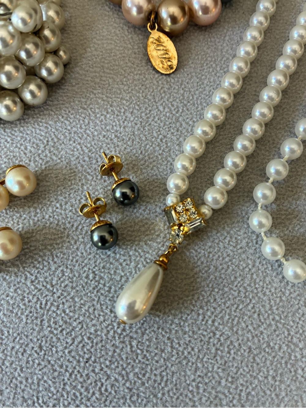 Vintage Faux Pearl Jewelry Lot, Earrings x 2, Bracelet x 2, Necklace x 2 - Picture 4 of 14